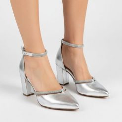 Sandały ślubne damskie Marco Tozzi,z metalicznym wykończeniem i szpiczastym noskiem posiada pasek wokół kostki, srebrne, 2-82404-42 941. Szare klapki damskie Marco Tozzi, bez wzorów, eleganckie, bez obcasa, na obcasie. Za 269.00 zł.