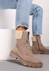 Beżowe Botki Workery na Płaskiej Podeszwie Zdobione Futerkiem Typu Baranek Nevasilla. Brązowe botki damskie Born2be, z jeansu, eleganckie, bez obcasa, na płaskiej podeszwie, bez zapięcia. Za 99.99 zł.