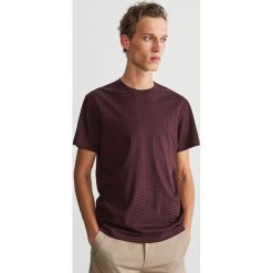T-shirt z drobnym nadrukiem - Bordowy. T-shirty męskie marki Reserved. W wyprzedaży za 19.99 zł.