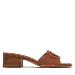 Klapki Guess. Brązowe klapki damskie Guess, z aplikacjami, bez obcasa. Za 449.99 zł.