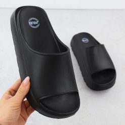 Klapki damskie na grubej platformie plażowe basenowe czarne NEWS 7303. Czarne klapki damskie NEWS, bez wzorów, z materiału, bez obcasa. Za 59.99 zł.