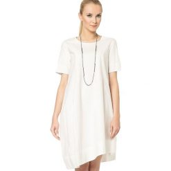 Sukienka w kolorze białym. Sukienki damskie marki Deni Cler, z denimu, z włoskim kołnierzykiem, z krótkim rękawem. W wyprzedaży za 749.95 zł.