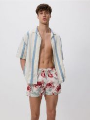 Wzorzyste szorty plażowe - intenstywna czerwień. Czerwone szorty męskie Reserved, l, bez wzorów, z tkaniny. W wyprzedaży za 49.99 zł.