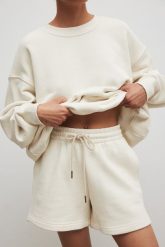 Krótkie spodenki ze sznurkiem w kolorze BRIGHT BEIGE - PROSPER-M. Brązowe szorty damskie Marsala, na lato, m, bez wzorów, z bawełny, klasyczne. Za 299.90 zł.
