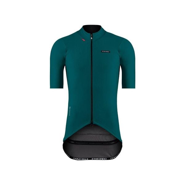Kurtka przeciwwiatrowa Etxeondo Dena Gore-Tex. Zielone koszulki sportowe męskie ETXEONDO, bez wzorów, z gore-texu, bez kołnierzyka, bez ramiączek, rowerowe, gore-tex. Za 932.50 zł.