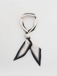 Apaszka z kontrastowym wykończeniem - biały. Białe szaliki i chusty damskie Reserved, bez wzorów. Za 49.99 zł.