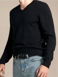 Sweter z dekoltem w serek - czarny. Czarne swetry przez głowę męskie Sinsay, l, bez wzorów, bez kołnierzyka. Za 39.99 zł.