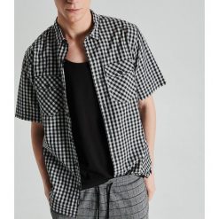 Koszula z krótkim rękawem w kratę - Jasny szary. Szare koszule męskie marki Cropp, bez wzorów, bez kołnierzyka, bez ramiączek. Za 59.99 zł.