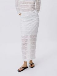 Koronkowa spódnica midi - biały. Białe spódnice damskie Reserved, l, bez wzorów, z dzianiny, midi, dopasowane. Za 119.99 zł.