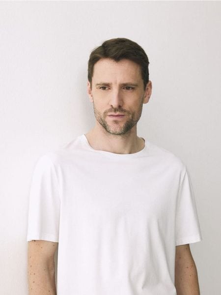 T-shirt regular z merceryzowaną bawełną - biały. Białe t-shirty męskie Reserved, l, bez wzorów, z bawełny, bez kołnierzyka. W wyprzedaży za 69.99 zł.