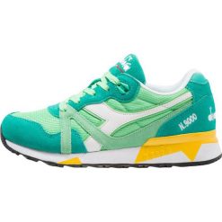 Diadora N9000 III Tenisówki i Trampki pool green/spring bouquet/yellow. Trampki męskie Diadora, z materiału. W wyprzedaży za 439.20 zł.