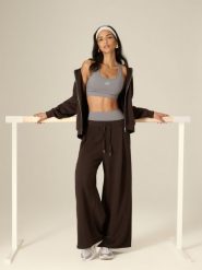 4F Spodnie dresowe z szerokimi nogawkami damskie - brązowe XS. Brązowe spodnie dresowe damskie 4f, xs, bez wzorów, z bawełny. Za 149.99 zł.