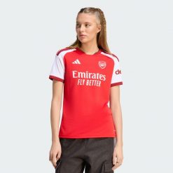 Koszulka podstawowa Arsenal FC 26/27. Czerwone koszulki sportowe damskie Adidas, l, bez wzorów, z dzianiny, klasyczne, bez kołnierzyka. Za 439.00 zł.