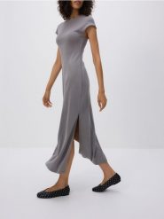 Sukienka z modalem - ciemnoszary. Szare sukienki damskie Reserved, l, bez wzorów, z dzianiny, bez kołnierzyka, bez ramiączek, dopasowane. W wyprzedaży za 79.99 zł.