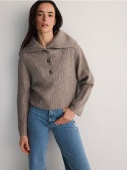 Sweter z wykładanym kołnierzem - brązowy. Brązowe swetry damskie Reserved, l, bez wzorów, z dzianiny, bez kołnierzyka, bez ramiączek, krótkie, bez kaptura. W wyprzedaży za 69.99 zł.