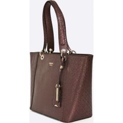 Guess Jeans - Torebka. Torby na ramię damskie marki Guess Jeans. W wyprzedaży za 499.90 zł.
