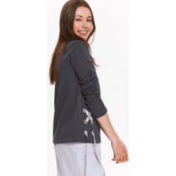 BLUZA DAMSKA Z WIĄZANIEM Z BOKU. Bluzy damskie marki TROLL. W wyprzedaży za 39.99 zł.
