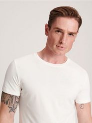 T-shirt slim fit - złamana biel. T-shirty męskie Reserved, l, bez wzorów, z bawełny, bez kołnierzyka. Za 69.99 zł.