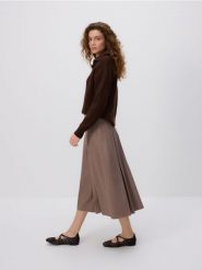 Plisowana spódnica midi - beżowy. Brązowe spódnice damskie Reserved, l, bez wzorów, z tkaniny, midi, rozkloszowane. Za 159.99 zł.