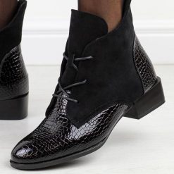 Czarne płaskie botki damskie Potocki 12498. Czarne botki damskie POTOCKI, na jesień, z lakierowanej skóry, eleganckie, bez obcasa, na obcasie, bez zapięcia. Za 219.00 zł.