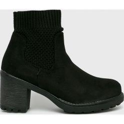 Answear - Botki. Czarne kozaki damskie ANSWEAR, z materiału, z okrągłym noskiem, bez obcasa, na obcasie. W wyprzedaży za 69.90 zł.