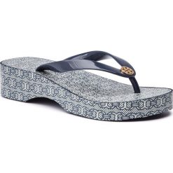Japonki TORY BURCH - Cut-Out Wedge Flip Flop 56485 Tory Navy/Navy Gemini Link Jacquard 400. Klapki damskie Tory Burch. W wyprzedaży za 269.00 zł.