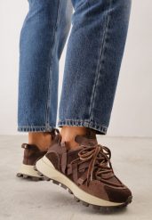 Ciemnobrązowe Sneakersy z Zamszem Naturalnym i Tasiemkami na Podeszwie z Bieżnikiem Nisu. Brązowe obuwie sportowe damskie Born2be, z aplikacjami, z jeansu. Za 249.99 zł.
