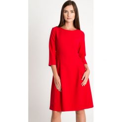 Czerwona rozkloszowana sukienka QUIOSQUE. Sukienki damskie marki QUIOSQUE. W wyprzedaży za 139.99 zł.