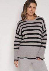 Czarno-Szary Sweter o Kroju Oversize z Motywem Pasków Irtusa. Czarne swetry damskie Born2be, bez wzorów, z jeansu, bez kołnierzyka, bez ramiączek, bez kaptura. Za 79.99 zł.