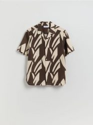 Koszula regular z dodatkiem lnu - ciemnobrązowy. Brązowe koszule męskie Reserved, l, bez wzorów, z wiskozy, bez kołnierzyka, bez ramiączek. Za 139.99 zł.