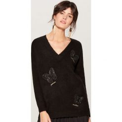 Melanżowy sweter z aplikacją - Czarny. Swetry damskie marki Mohito. W wyprzedaży za 39.99 zł.