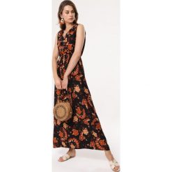 Czarna Sukienka Black Raven. Czarne sukienki damskie Born2be, l, bez wzorów, eleganckie, bez kołnierzyka, bez ramiączek, maxi, kopertowe. Za 69.99 zł.