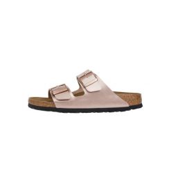 Klapki damskie Birkenstock Arizona Bf Copper. Brązowe obuwie sportowe damskie Birkenstock, bez wzorów, z materiału, trekkingowe. Za 296.10 zł.