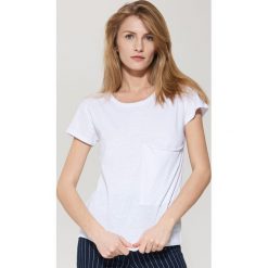 Koszulka z dużą kieszenią - Biały. T-shirty damskie marki House. W wyprzedaży za 15.99 zł.