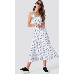 NA-KD Trend Sukienka midi z guzikami - White. Białe sukienki damskie NA-KD Trend, z okrągłym kołnierzem. Za 161.95 zł.