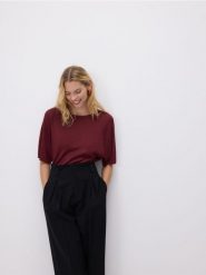 Bluzka z dodatkiem wiskozy - ciemnofioletowy. Fioletowe bluzki damskie Reserved, l, bez wzorów, z dzianiny, bez kołnierzyka, bez ramiączek. W wyprzedaży za 39.99 zł.