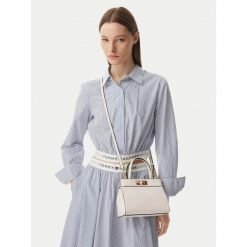 Torebka Tommy Hilfiger. Białe torebki do ręki damskie Tommy Hilfiger, bez wzorów, klasyczne, bez dodatków. Za 569.99 zł.