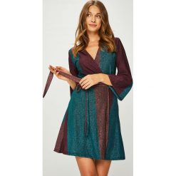 Answear - Sukienka. Czarne sukienki damskie ANSWEAR, m, bez wzorów, z dzianiny, casualowe, bez kołnierzyka, bez ramiączek. W wyprzedaży za 119.90 zł.