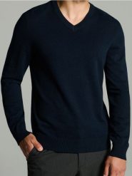 Sweter z dekoltem w serek - granatowy. Niebieskie swetry przez głowę męskie Sinsay, l, bez wzorów, bez kołnierzyka. Za 39.99 zł.