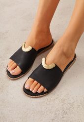 Czarne Klapki VICES Ozdobione Wycięciami i Metaliczną Aplikacją Genereida. Czarne klapki damskie Renee, z aplikacjami, bez obcasa, na płaskiej podeszwie. Za 69.99 zł.