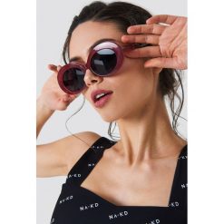 NA-KD Accessories Owalne okulary przeciwsłoneczne - Red. Czerwone okulary przeciwsłoneczne damskie NA-KD Accessories. W wyprzedaży za 24.29 zł.