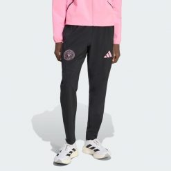 Spodnie Inter Miami CF Tiro Travel. Czarne spodnie sportowe męskie Adidas, s, bez wzorów, z elastanu, do piłki nożnej. Za 329.00 zł.