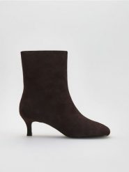 Zamszowe botki na obcasie - brązowy. Brązowe botki damskie Reserved, z zamszu, bez obcasa, na obcasie, bez zapięcia. Za 259.99 zł.