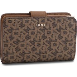 Duży Portfel Damski DKNY - Bryant Sm Carryall R831J659 Mocha Logo-Vic 9MV. Portfele damskie marki DKNY. W wyprzedaży za 289.00 zł.