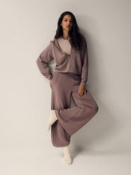 4F Bluza dresowa regular z modalem damska - brązowa M. Brązowe kardigany damskie 4f, m, bez wzorów, z dresówki, klasyczne. Za 199.99 zł.
