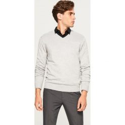 Sweter z dekoltem w serek - Jasny szar. Swetry damskie marki Reserved. W wyprzedaży za 59.99 zł.