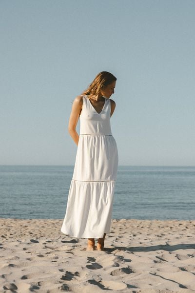 SUKIENKA ALISSA BIAŁA XS - Flawless. Białe sukienki damskie Flawless, na co dzień, na lato, s, bez wzorów, wakacyjne, bez kołnierzyka, bez ramiączek, midi, proste. Za 316.80 zł.