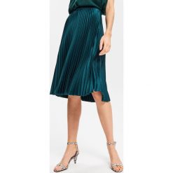 Plisowana spódnica o satynowym połysku - Khaki. Spódnice damskie marki Reserved. Za 119.99 zł.