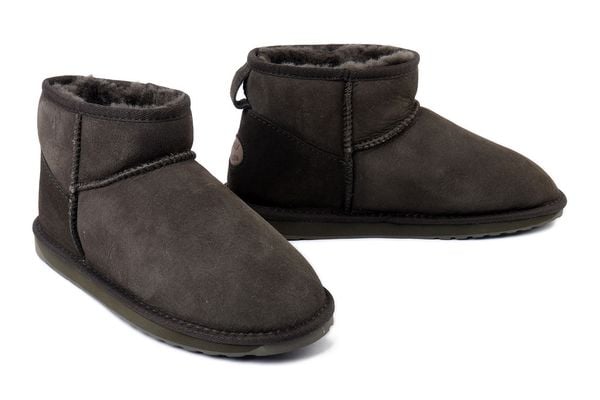 EMU AUSTRALIA W10937 Stinger Micro dark olive, botki damskie. Zielone botki damskie Emu Australia, ze skóry, bez obcasa, bez zapięcia. Za 669.90 zł.
