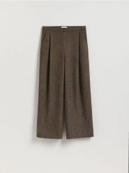 Szerokie spodnie z zakładkami - brązowy. Brązowe spodnie materiałowe damskie Reserved, l, bez wzorów, z tkaniny. Za 159.99 zł.